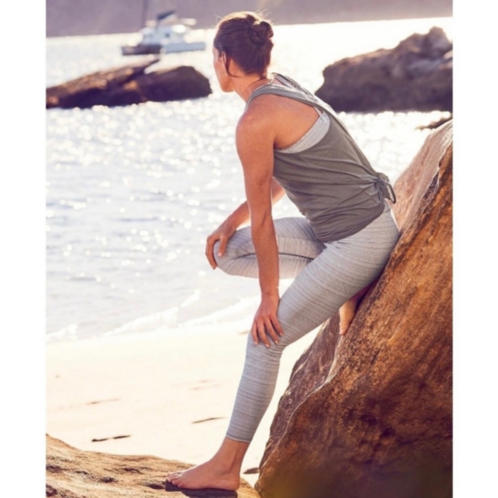 Athleta High Rise Jacquard Chaturanga Leggings in Sandstone